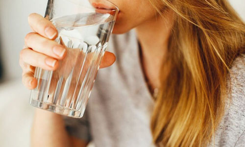 نوشیدن آب و مایعات به اندازه کافی